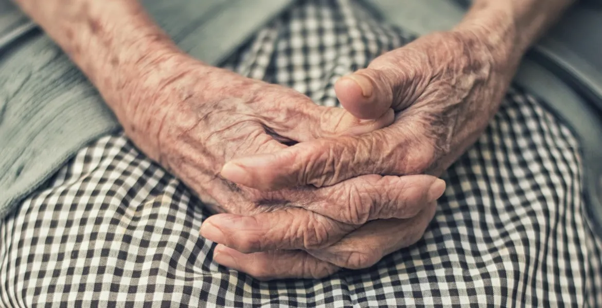 elderly-hands-sweden elderly-hands-sweden